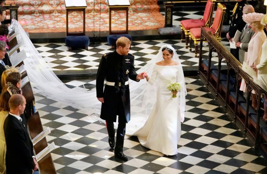 Gemeinsam schritten Prinz Harry und die frischgebackene Herzogin Meghan vom Traualter. In einem Traumkleid von Givenchy und extralangem Schleier gaben sich Meghan und ihr Prinz das Ja-Wort vor 600 geladenen Gästen.