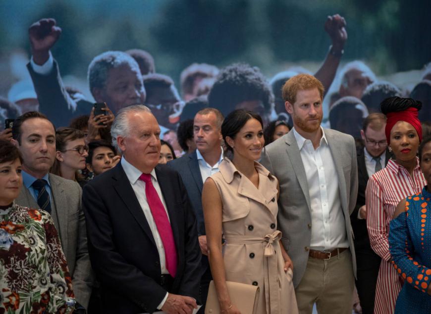 Was es bedeutet, eine richtige Herzogin zu sein, muss Meghan schnell lernen. Eine Verpflichtung jagte die nächste, und Prinz Harry und Herzogin Meghan waren ständig unterwegs: Hier bei der Jubiläumsausstellung Nelson Mandela in London. Schnell schwirrten die Gerüchte umher, dass der neuen Herzogin der Druck zu viel würde ...