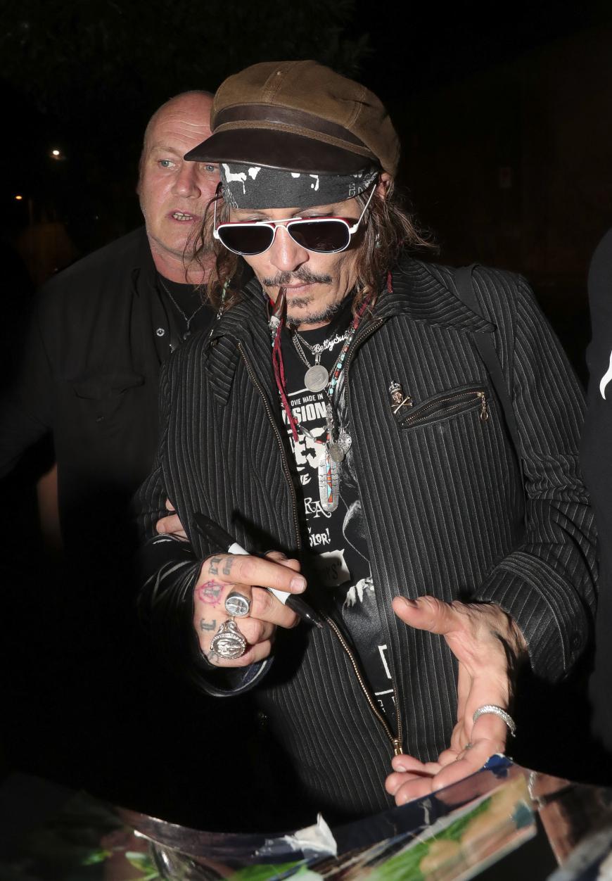 Johnny Depp wehrt sich aktuell gegen Behauptungen, er habe am Set seines letzten Films ein Crewmitglied angegriffen.