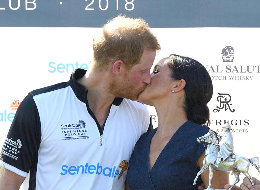 Harry und Meghan ließen ihre Fans lange auf den ersten offiziellen Kuss nach der Hochzeit warten. Auf einem Polo-Turnier in Windsor war es dann endlich soweit: Bei der Siegerehrung des Sport-Events drückte Herzogin Meghan ihrem Ehemann dann endlich einen Kuss auf den Mund.