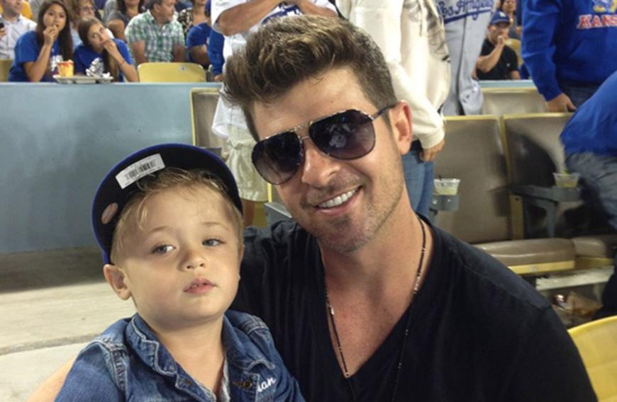 Aus der Ehe mit seiner Ex-Frau Paula Patton hat Robin bereits einen 8-jährigen Sohn. Nach 9 Jahren Ehe und 21 Jahren Beziehung trennte sich Patton von Robin Thicke, er soll mehrmals fremdgegangen sein. Mit ihr lieferte sich der 41-Jährige anschließend einen Sorgerechtsstreit um Sohn Julian, nachdem Patton dem Sänger vorwarf, den gemeinsamen Sohn Julian Fuego misshandelt zu haben.