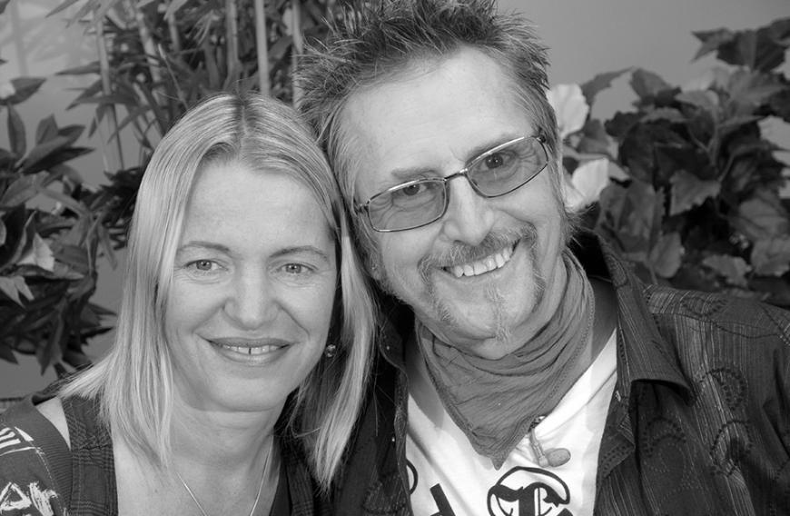 Traurige Nachricht: Martin Semmelrogges Frau Sonja ist mit nur 54 Jahren verstorben. Die Regisseurin erlag ihrem Bauchspeicheldrüsen- und Lungenkrebs. Seit 1998 war sie mit ihrem Mann verheiratet, zuletzt lebten die beiden jedoch getrennt. Dennoch pflegte das Paar ein gutes Verhältnis, wie eine Bekannte gegenüber der Zeitschrift