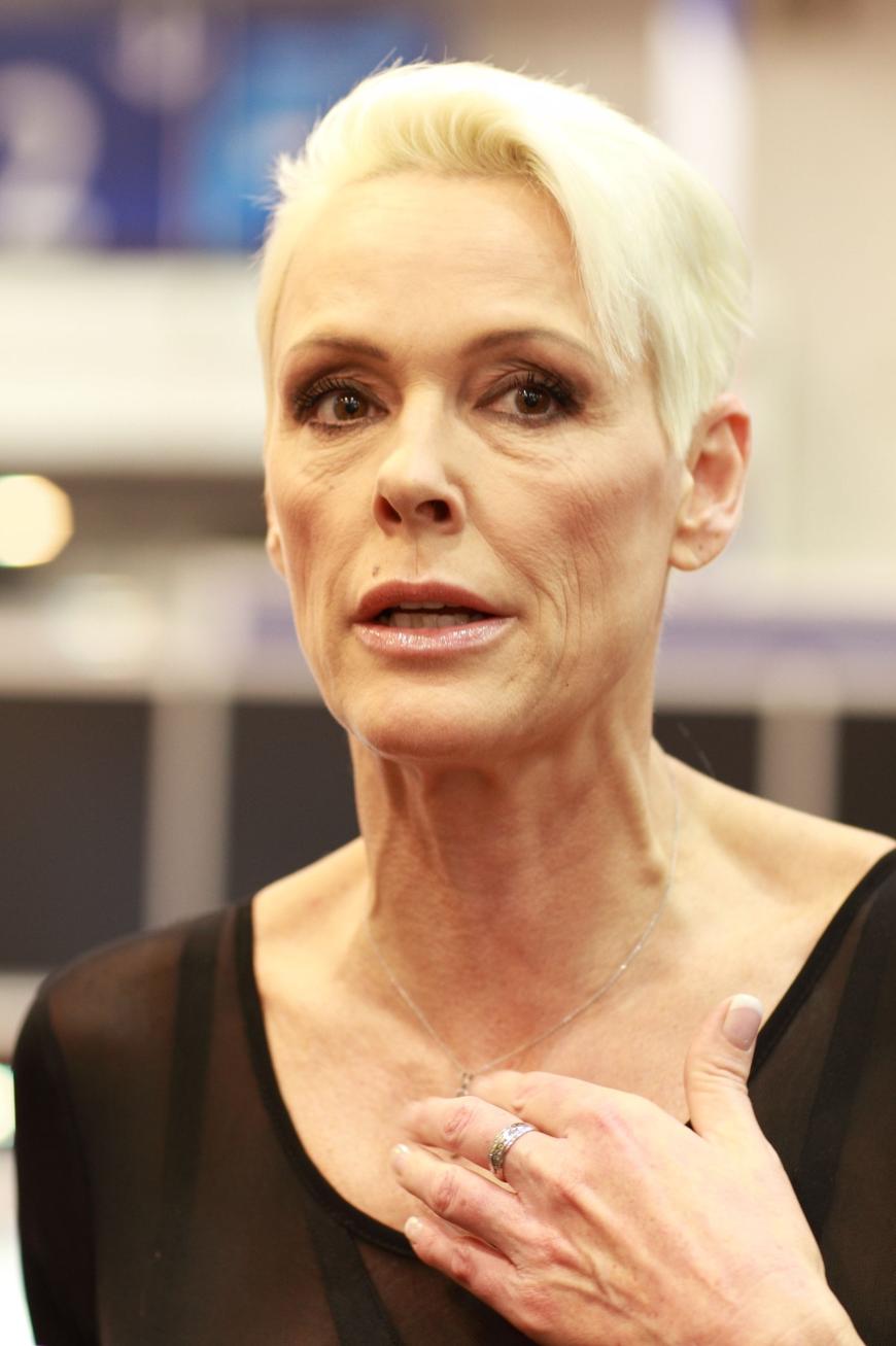 Was ist nur mit Brigitte Nielsen los? Neueste Paparazzi-Fotos zeigen die frischgebackene Mutter an einem Krückstock. 