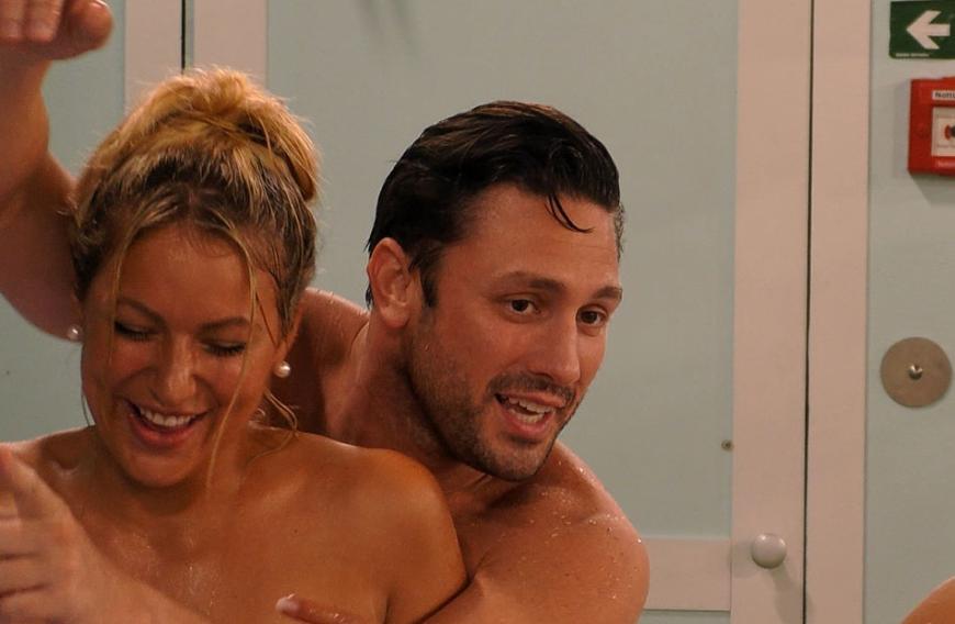 Jetzt wird gefummelt! Chethrin Schulze und Daniel Völz kommen sich bei einer Poolparty im "Promi Big Brother"-Haus verdammt nah ...