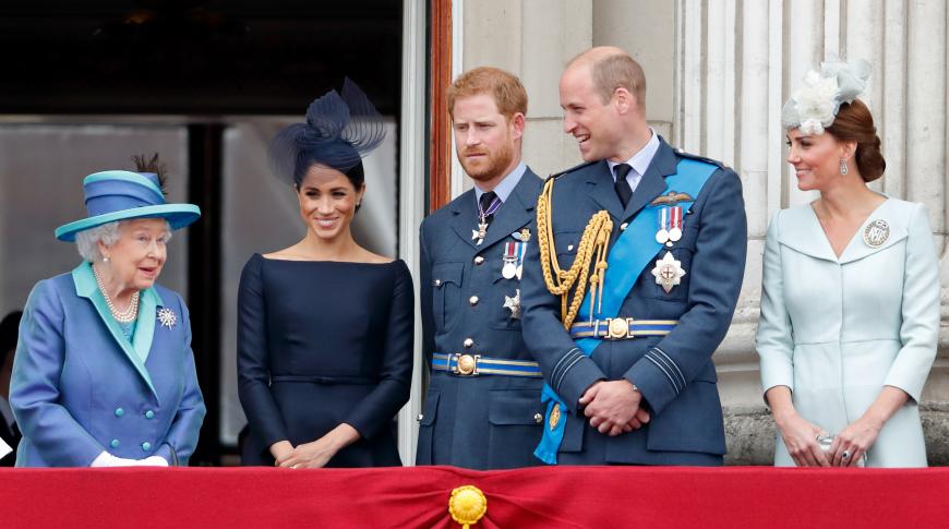 Von der Schauspielerin zum Mitglied der Königsfamilie: Herzogin Meghan neben der Queen beim auf dem Balkon des Buckingham Palace. Auch Prinz William und Herzogin Kate sind dabei. Böse Zungen behaupteten, die neue Herzogin kopiere Prinz Williams Angetraute, angeblich herrsche ein Konkurrenzkampf zwischen den Royal-Ladys.