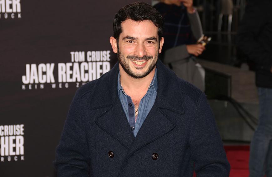 "Ich bin halt gerne auch am Set, das ist mein zweites Zuhause", sagte Schauspieler Tayfun Baydar. Acht Jahre lang spielte er bei "Gute Zeiten, schlechte Zeiten" einen Späti-Besitzer. Wagt er jetzt etwa ein Serien-Comeback? Fakt ist: Er treibt sich wieder am RTL-Set herum.