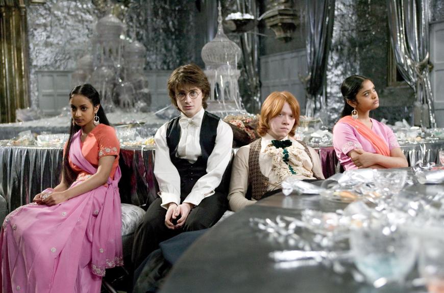 Azad (ganz rechts) in ihrer Rolle als Padma mit ihrer Film-Zwillingsschwester Parvati, Harry Potter und Ron Weasley beim Weihnachtsball der Zauberschule Hogwarts.