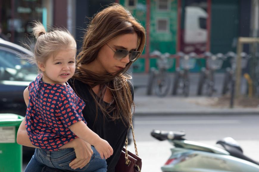 Früher trug Tochter Harper ein süßes Zöpfchen, heute hat sie einen kurzen Bob wie Victoria Beckham in zu ihren "Spice Girls"-Zeiten trug. Wird die 7-Jährige zu einer Mini-Version ihrer Mutter?