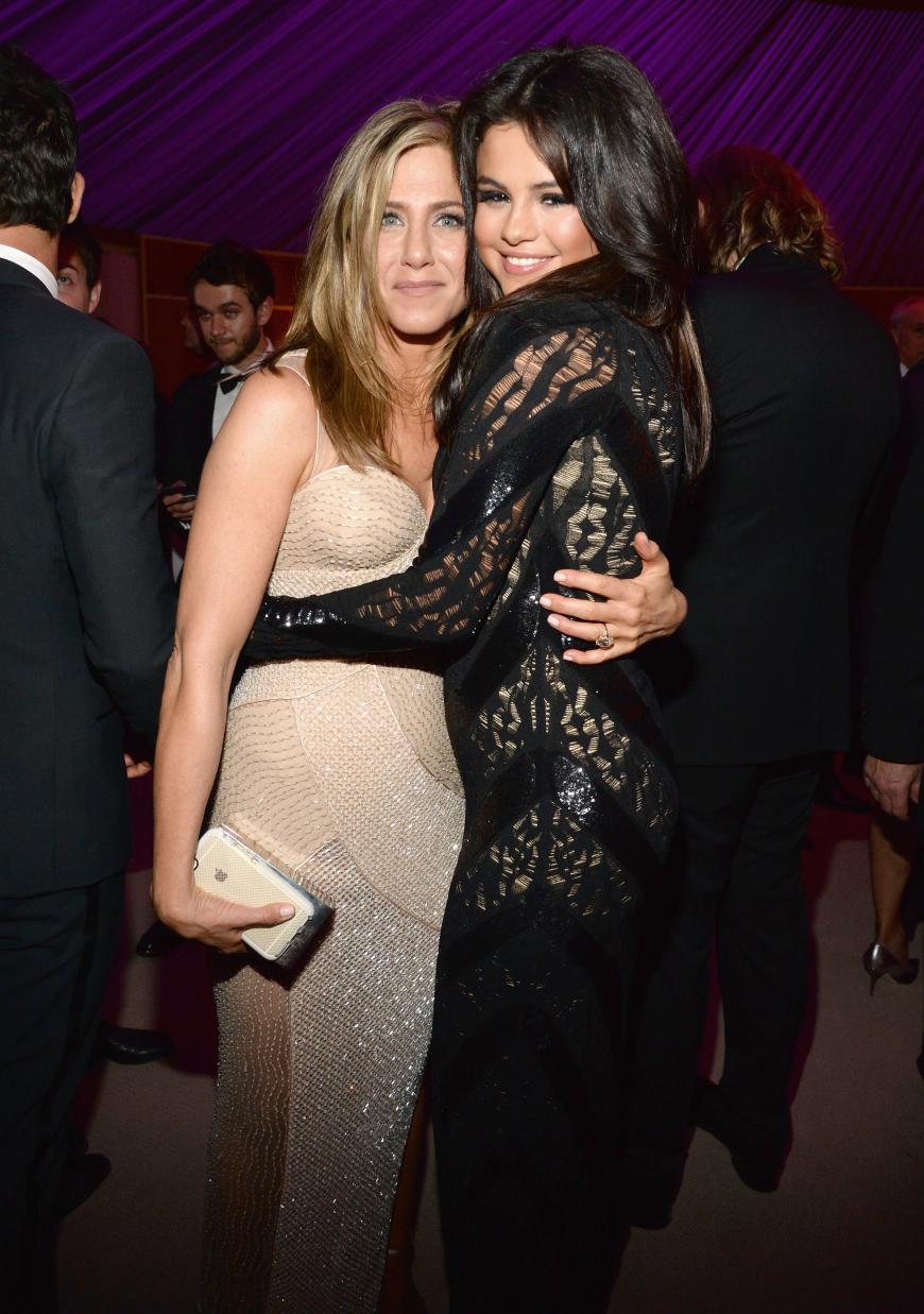 Für Freunde ist man immer da! So auch Jennifer Aniston (l.), die Selena Gomez über den Liebeskummer hinweg hilft.