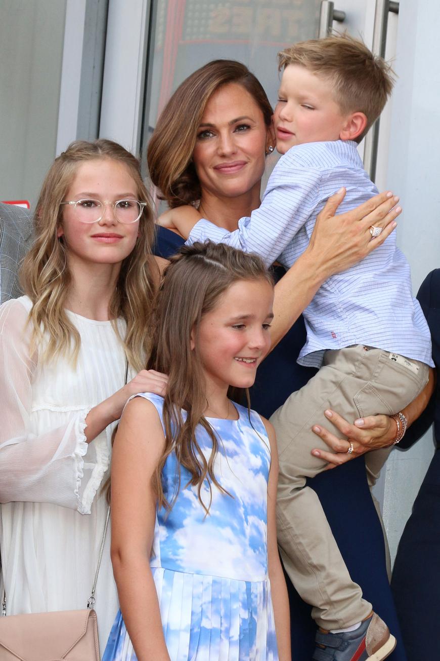 Jennifer Garner muss sich aktuell allein um die drei gemeinsamen Kinder Violet, Seraphina und Samuel kümmern.
