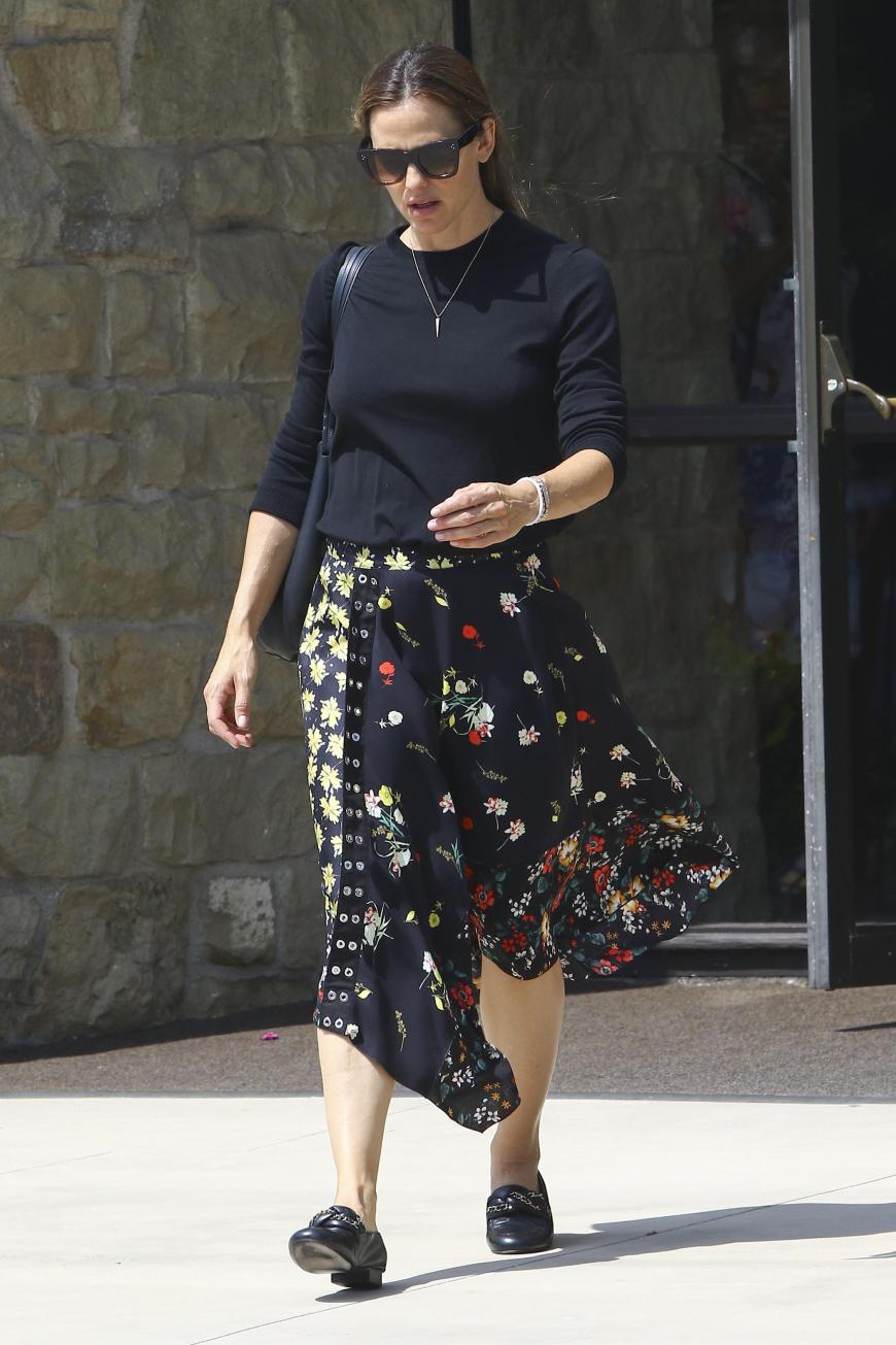 Nachdem sie Noch-Ehemann Ben Affleck höchstpersönlich in die Entzugsklinik bringen musste, zeigt sich Jennifer Garner in Los Angeles niedergeschlagen, sie wirkt bedrückt.