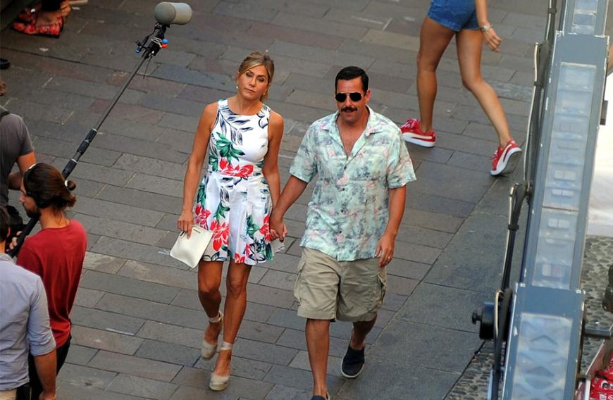 Jennifer Aniston und Adam Sandler sind ein Paar! Zwar nicht im echten Leben, aber zumindest vor der Kamera. Die Schauspielkollegen befinden sich mitten in den Dreharbeiten des neuen Netflix-Films