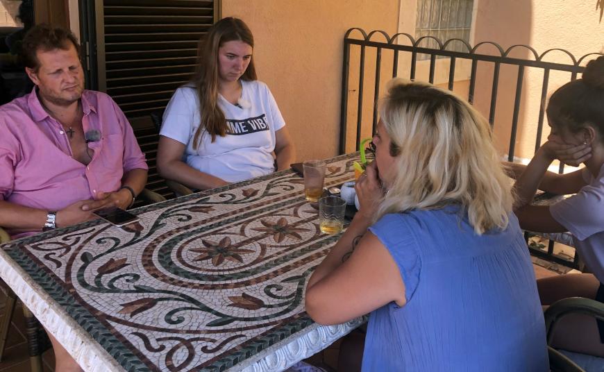 Zwei Wochen ließen Daniela Büchner und Jens Büchner ihre fünf Kinder alleine auf Mallorca. Der Grund: Die Teilnahme an „Das Sommerhaus der Stars“. Für die Teenies war die Zeit alles andere als leicht.
