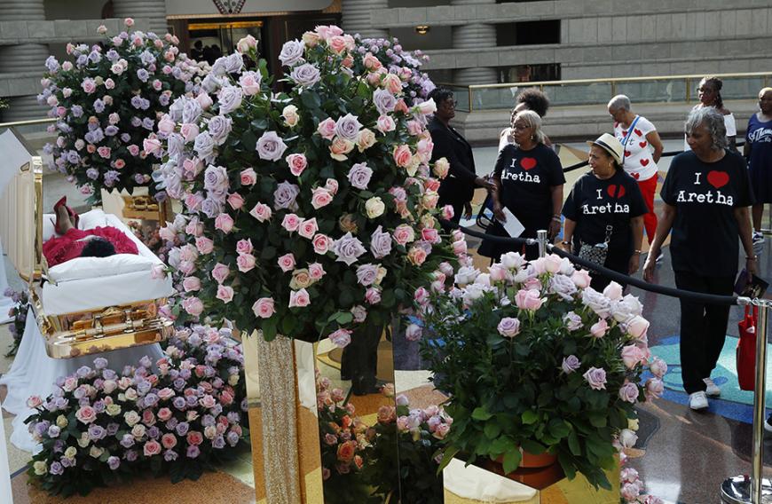 Üppige Blumenbouquets rahmten Franklins Sarg ein.