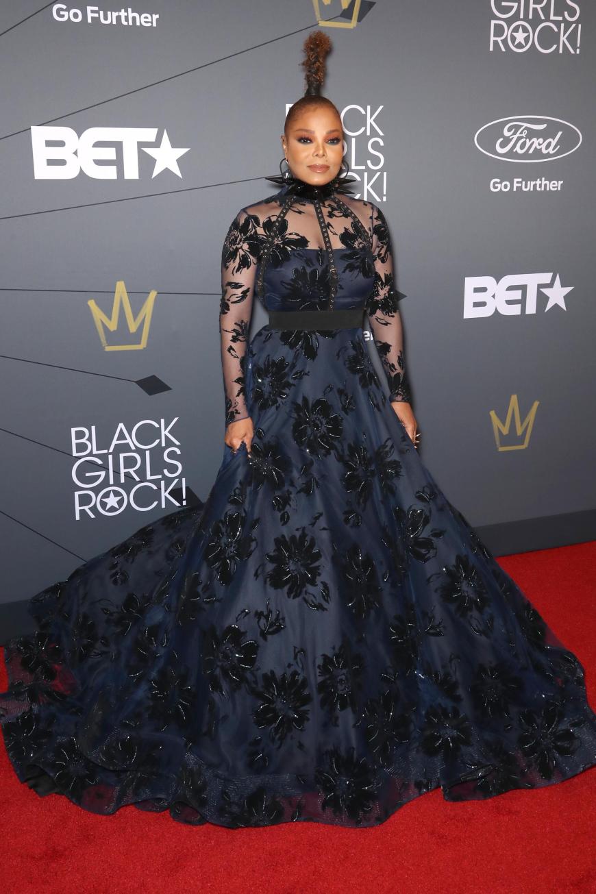 Na gut, das nachtblaue Kleid mit XL-Blumen lassen wir mal durchgehen. Aber was soll denn dieses Domina-Stachel-Halsband? Und was hat sich Janet Jackson bloß bei ihrer merkwürdigen Antenne-Frisur gedacht? Da wollte die Sängerin wohl etwas zu hoch hinaus ...