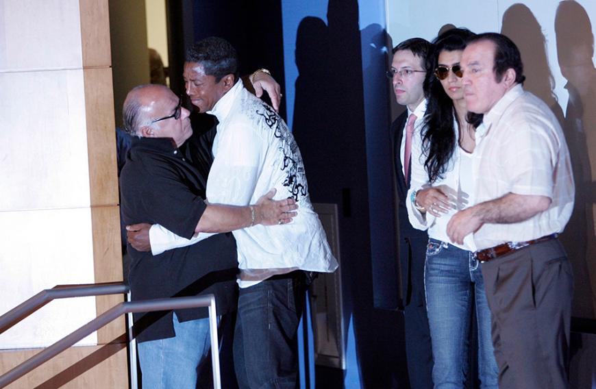 Bruder Jermaine Jackson trat als Erster vor die Presse und überbrachte die schreckliche Nachricht. Danach brach er zusammen!