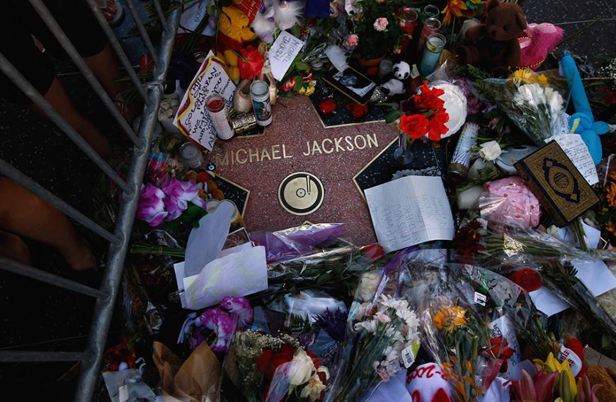 Nachdem die Todesnachricht von Michael Jackson um die Welt ging, trauerten viele Fans gemeinsam auf dem berühmten Walk of Fame in Hollywood und legten dort Blumen nieder.