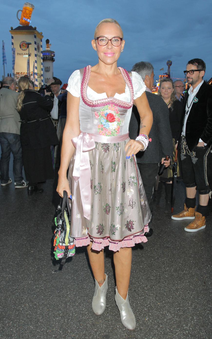 Seine Mutter Natascha Ochsenknecht wie gewohnt mit pinkem Lippenstift und einer zugegeben etwas schrillen Handtasche zum Dirndl.