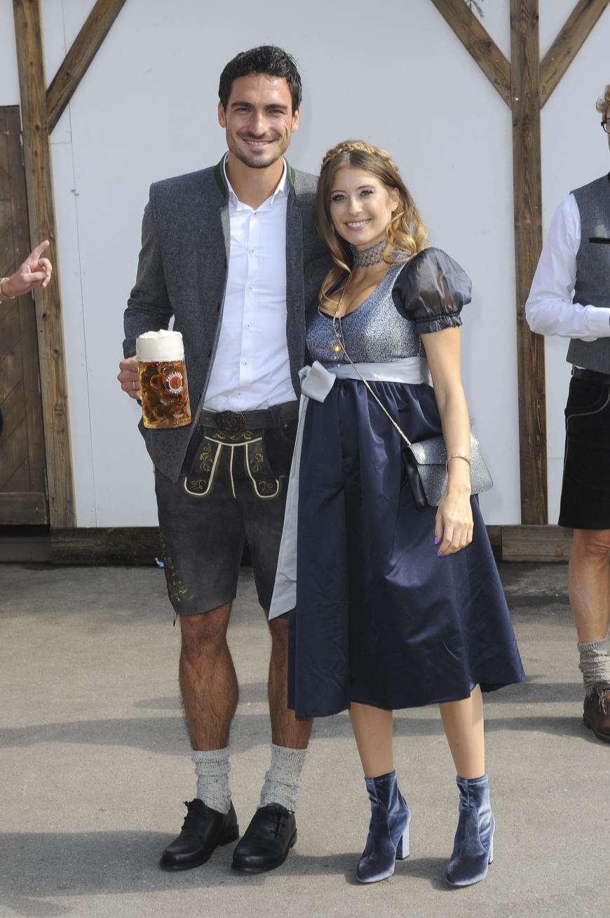 Beim Münchner Oktoberfest fehlen die Spieler des FC Bayern Münchens natürlich nicht: Mats Hummels mit seiner schwangeren Cathy.