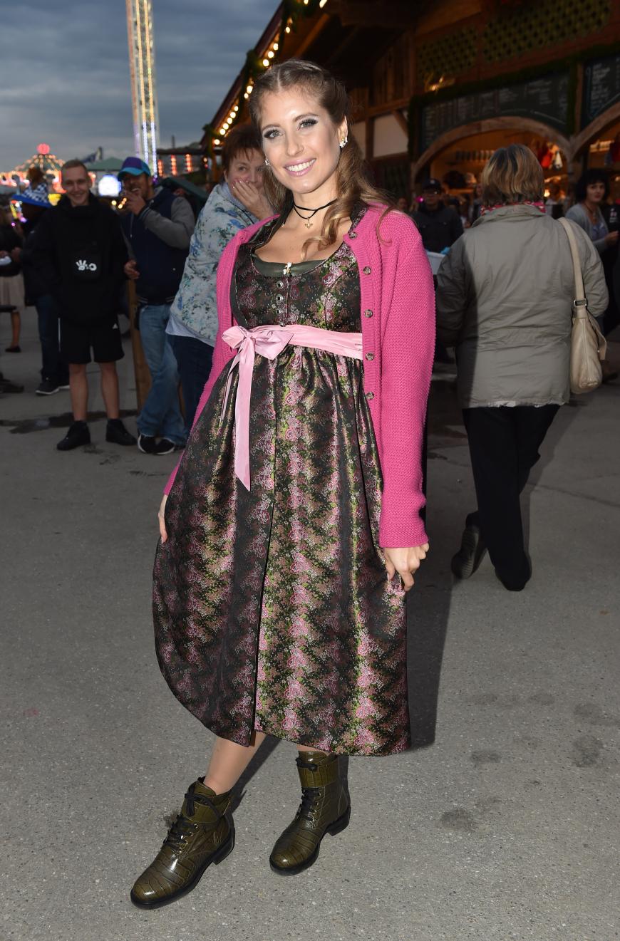 Noch mal anders: Cathy Hummels in einem langem Dirndl mit Boots.