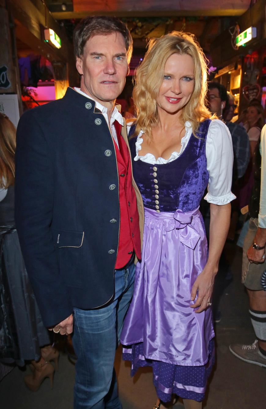 Schauspielerin Veronica Ferres in einem lila Dirndl mit Ehemann Carsten Maschmeyer.