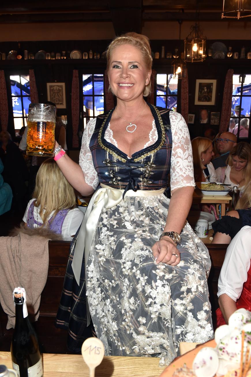 ... oder sie bleibt doch beim traditionellen Dirndl mit Spitzenschürze und -bluse.