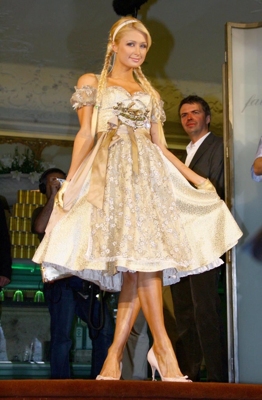 Auch die internationalen Stars zeigen sich gerne im Dirndl: Paris Hilton wählt ein schickes Goldenes.