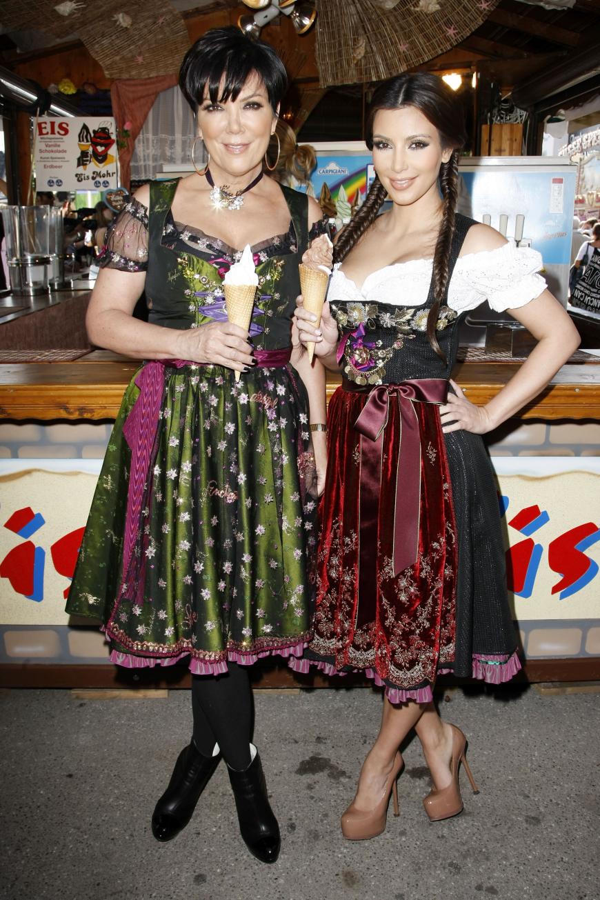Keine Brezel oder Weißwurst: Gemeinsam mit Mutter Kris Jenner lässt sich Kim lieber ein Eis schmecken.