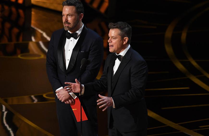 Matt, warum hilfst du deinem besten Kumpel nicht? Ben Affleck (l.) kämpft aktuell in einer Entzugsklinik gegen seine Alkoholsucht – und was macht Buddy Matt? Er soll ihn einfach im Stich lassen!