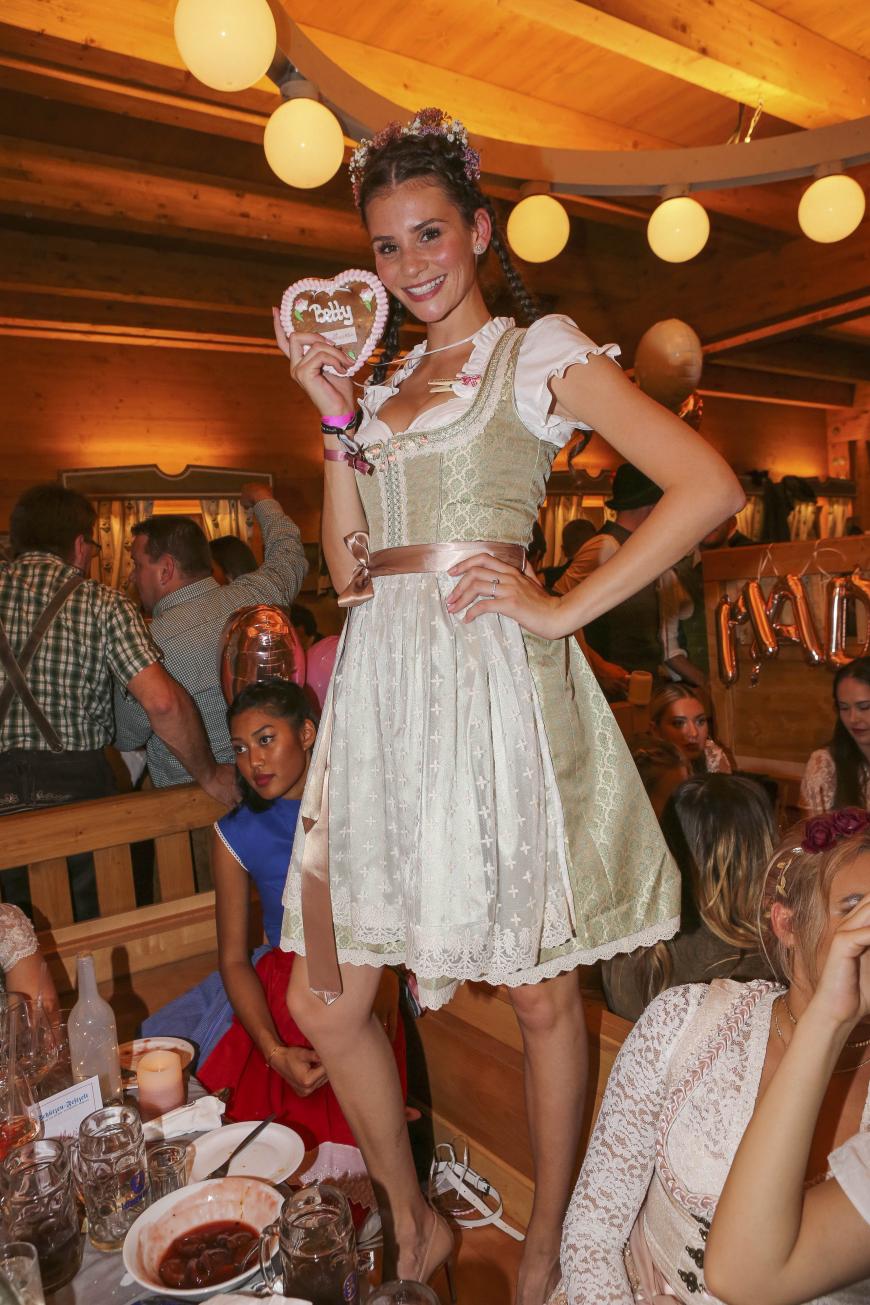Noch ein GNTM-Model: Betty Taube im Festzelt.