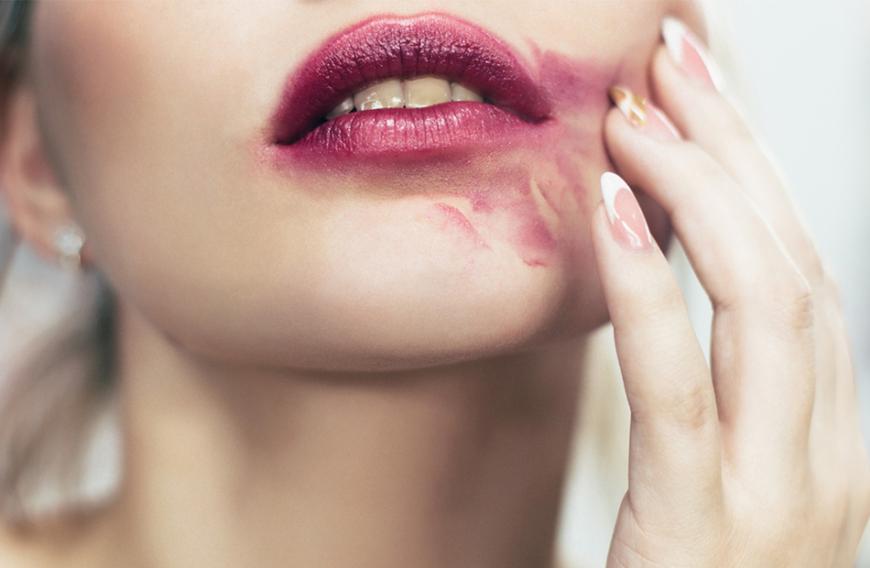 Ups - der Lippenstift ist verschmiert ...Einfach Lipliner oder Lippenpinsel benutzen, damit das nicht so schnell passiert!