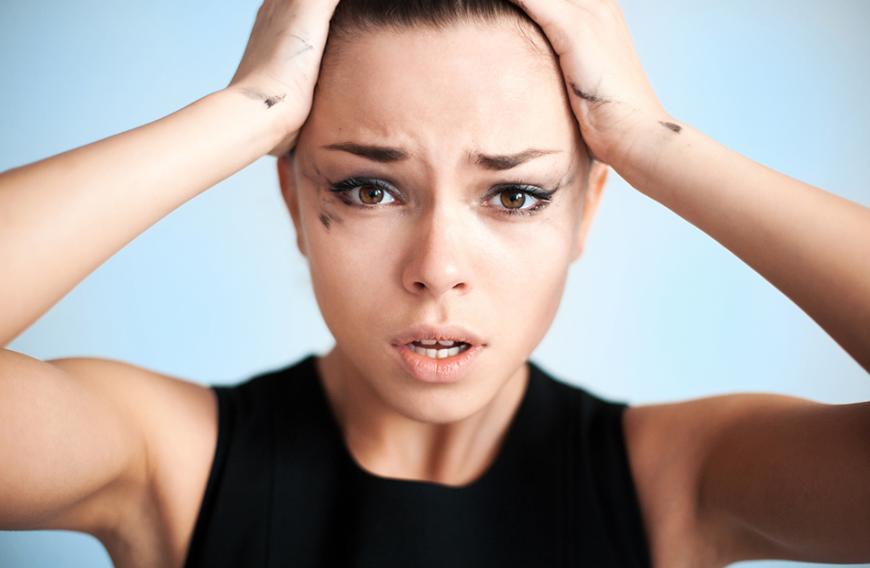 Das Mascara bröckelt? Ein Primer oder transparentes Puder sind die einfache Lösung.