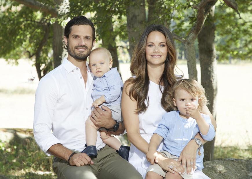 Anlässlich des ersten Geburtstages von Prinz Gabriel (l.) am 31. August veröffentlichte das schwedische Königshaus ein neues Foto der wunderschönen royalen Familie. Prinzessin Sofia von Schweden, ihr Mann Prinz Carl Philip und ihr beiden Söhne Prinz Alexander (r.) und Gabriel von Schweden lächeln für die Fotografen. Die schöne Prinzessin strahlt stolz in die Kamera. Was für eine schöne Bilderbuch-Familie!