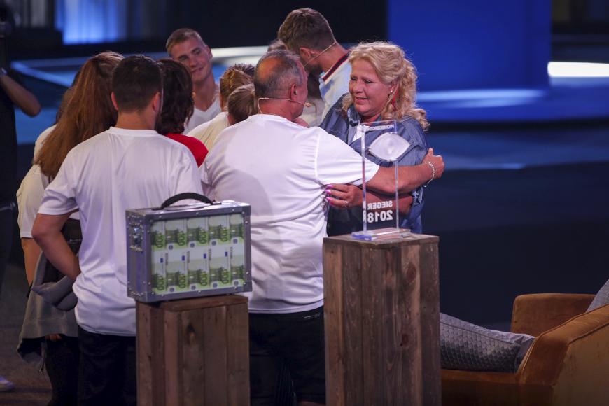 Natürlich war die Großfamilie am „Promi BB“-Finale mit von der Partie und feierte das Familienoberhaupt und die gewonnenen 100.000 Euro.