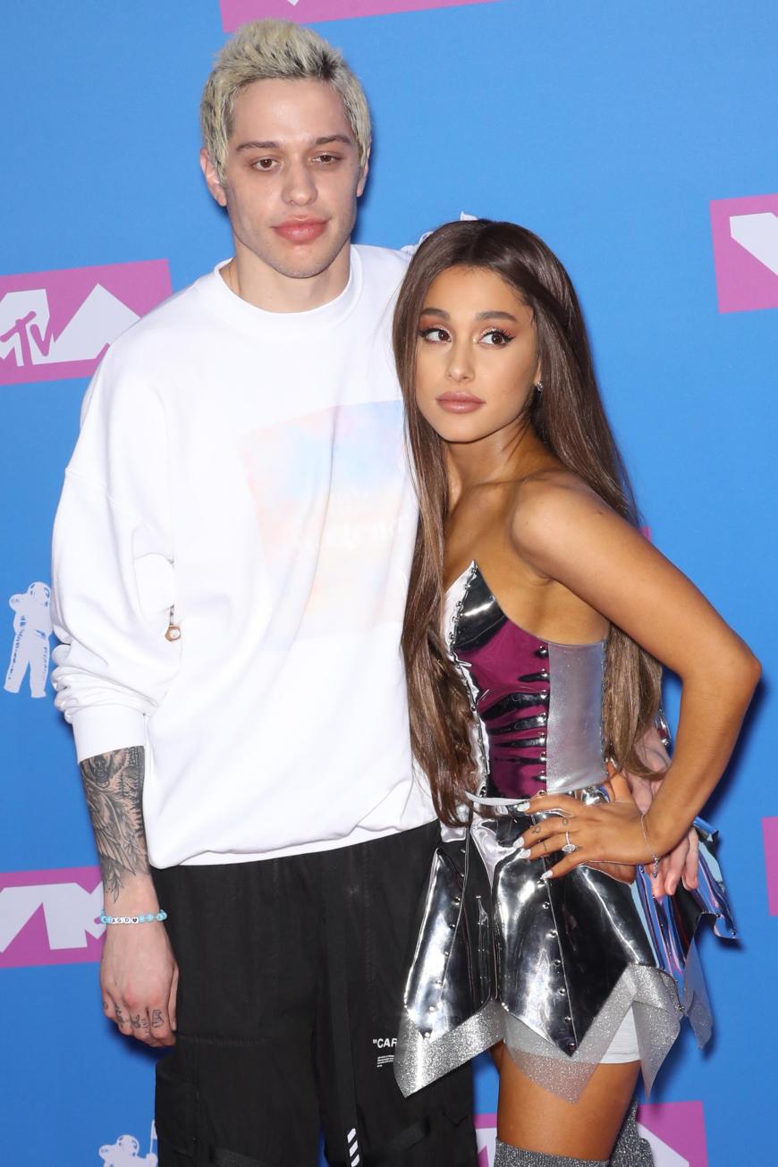Geht's noch? Pete Davidson scheint sich als ein echter Macho zu entpuppen. Denn laut Insidern, darf Ariana Grande gar nicht bei der Planung der Hochzeit mithelfen. Lediglich ihren Geldbeutel soll die Sängerin zücken. 