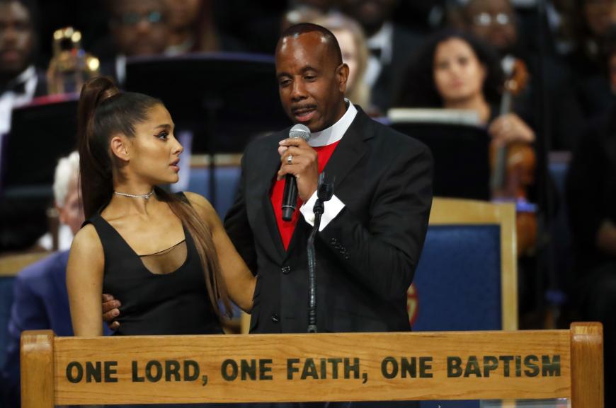 Völlig angespannt und entsetzt steht Ariana Grande neben Bischof Charles H. Ellis III, nachdem er die Brust der Sängerin mehrmals berührte. 