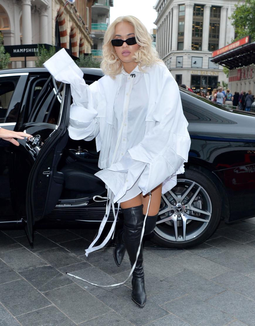 Huch, was hat Rita Ora denn da geritten? In diesem verrückten Outfit wurde die Sängerin in London abgelichtet. In diesem Schlabber-Hemd geht sie ja fast unter. Die Fäden schleifen fast über den Boden und ihre Hände sieht man auch nicht. Ziemlich unpraktisch!