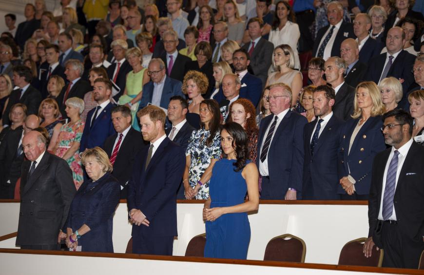 Meghan hält schützend die Hände vor den Bauch.