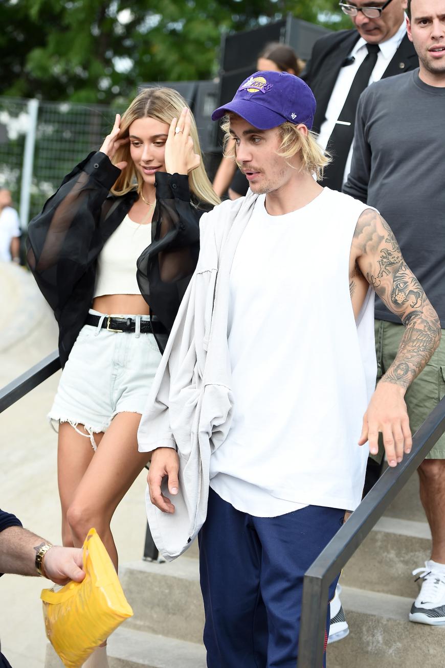 Immer wieder zuppelte Hailey an ihrer noch ungewohnt langen Mähne. Justins Manager Scooter Braun (r.) begleitete das Couple zur Catwalk-Show, die auf einer Skaterbahn stattfand.