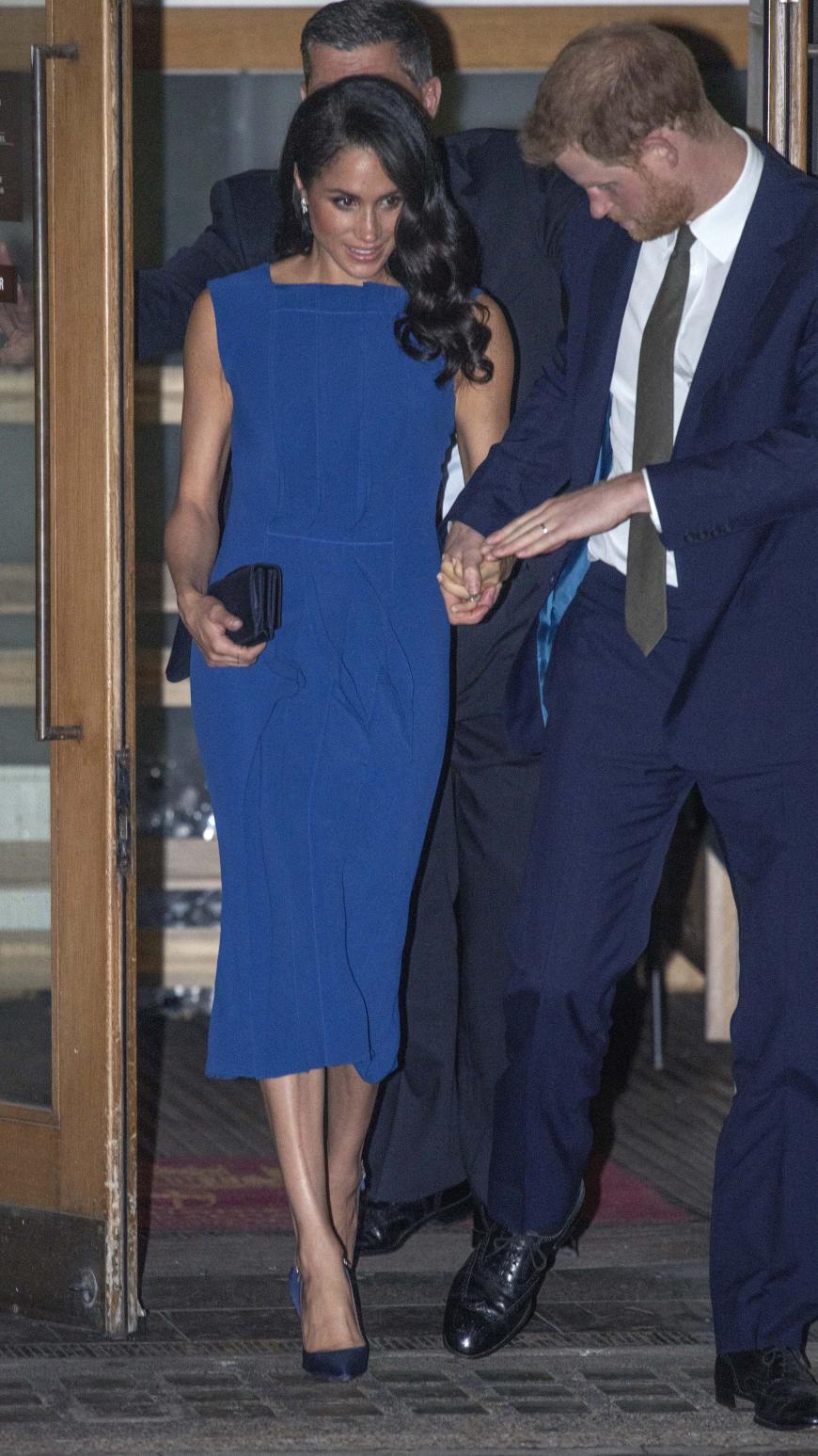 Prinz Harry umsorgt seine bildhübsche Ehefrau.