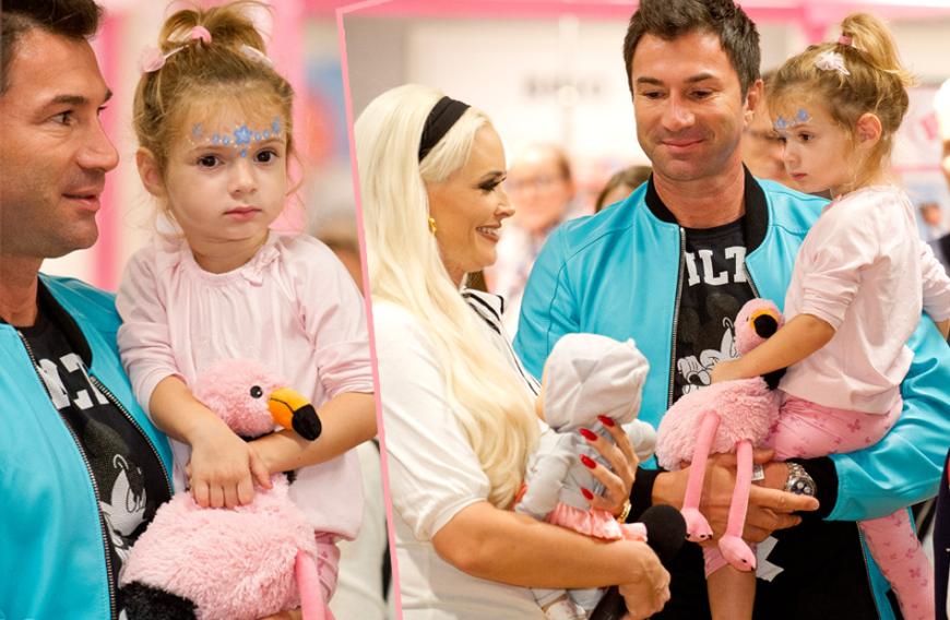 Sweet! Bunt geschminkt, mit Zöpfchen und Flamingo-Kuscheltier begleitet Sophia ihre Eltern bei einem öffentlichen Fototermin. Der Anlass: