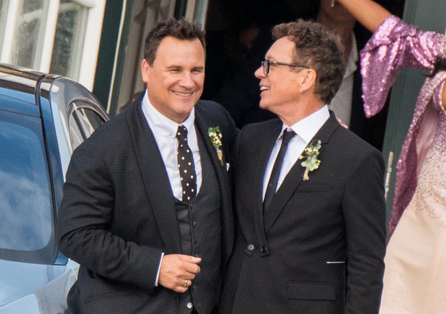 Guido Maria Kretschmer und Frank Mutters haben endlich geheiratet. Beide tragen dunkle Anzüge mit einem Blumenschmuck am Revers. Ins Auge fällt Kretschmers dunkle Krawatte mit den weißen Punkten.