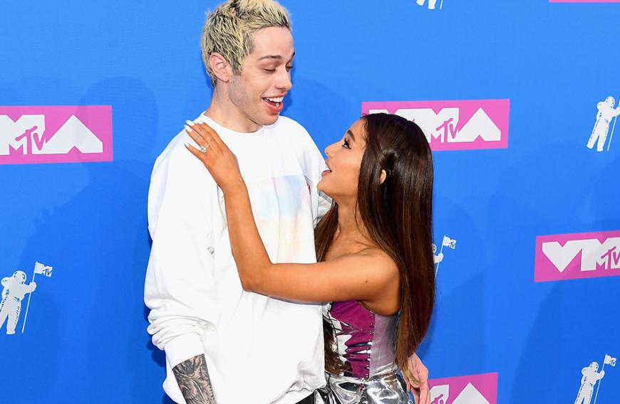 Kurz nach der Trennung von Mac Miller verlobte sich Ariana mit Pete Davidson. Die Fans sind sich sicher: Damit konnte Mac nicht umgehen!