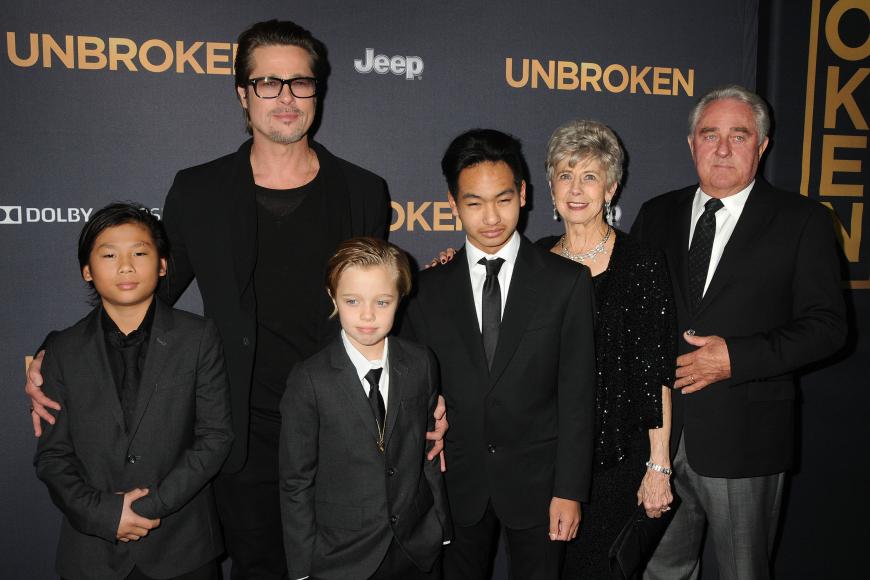 Vor zwei Jahren sah man Brad Pitt mit seinen Kindern Pax, Shiloh und Maddox sowie seinen Eltern Jane und William noch gemeinsam auf dem roten Teppich. Doch damit ist jetzt Schluss! 