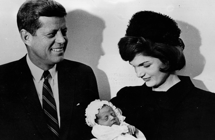 In einem neuen Enthüllungsbuch wird die Theorie verfolgt, der damalige US-Präsident John F. Kennedy (hier mit Ehefrau Jackie Kennedy und Sohn John F. Junior) habe die Schauspielerin ermorden lassen.