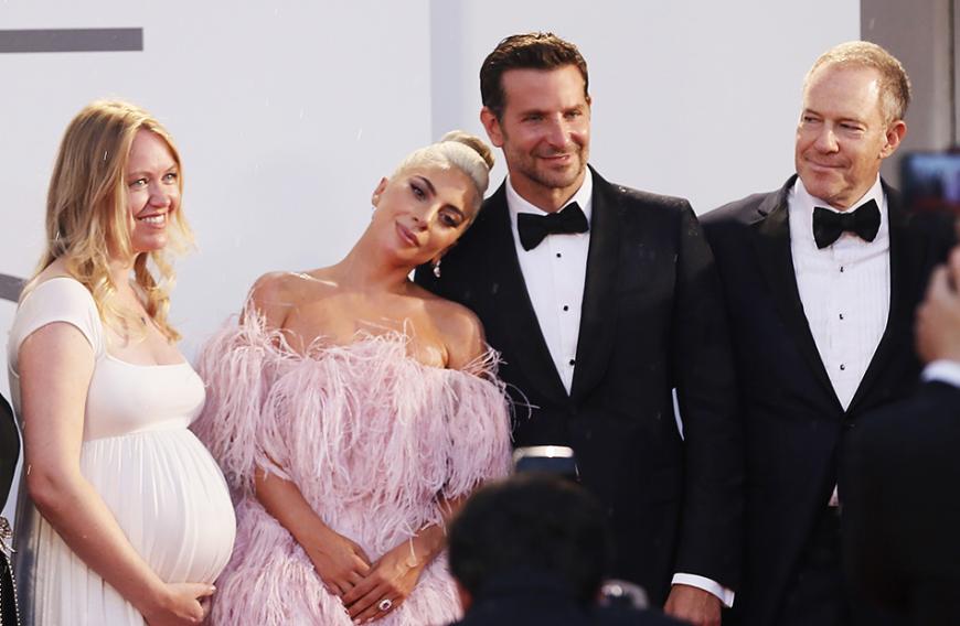 Lady Gaga schmiegt sich an Bradley. Na, ob das seiner Frau gefällt?