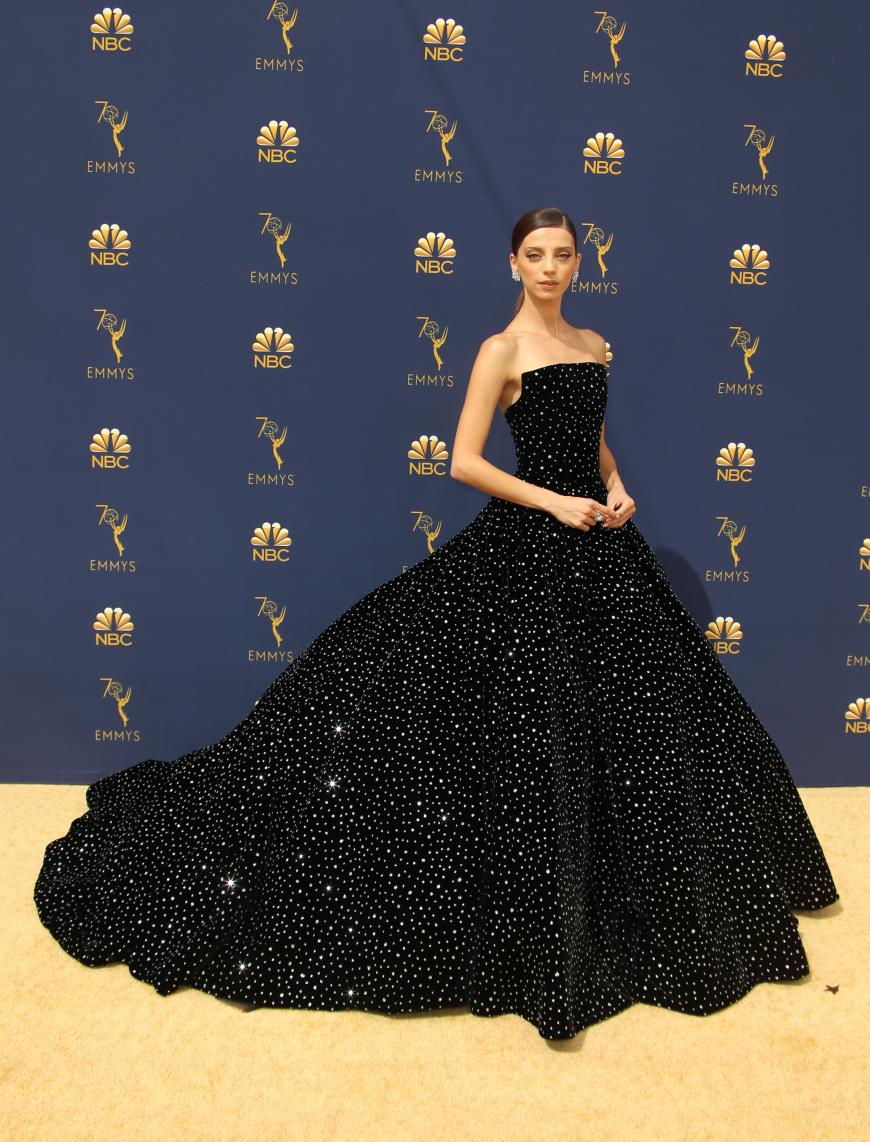 Was für ein Dress! Schauspielerin Angela Sarafyan zog mit diesem Glitzerkleid mit Riesen-Schleppe alle Blicke auf sich.