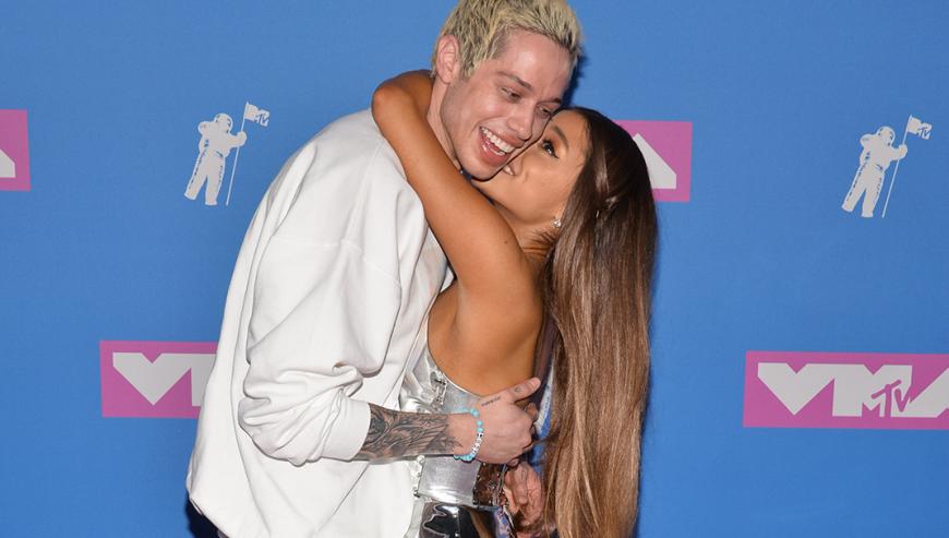 Ariana Grande und ihr neuer Partner Pete Davidson lieben eigentlich öffentliche Events - doch aufgrund der aktuellen Ereignisse ziehen sie sich zurück.