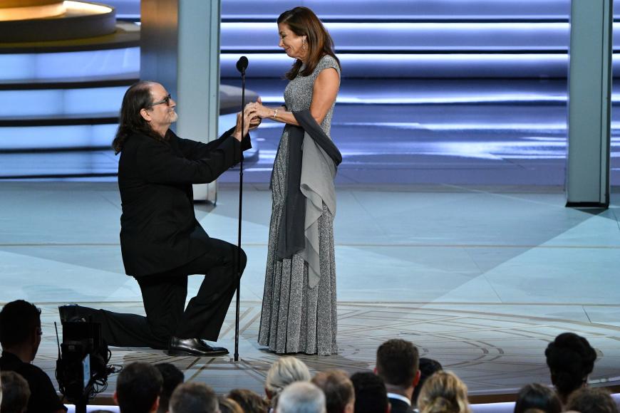 Das gab es noch nie! Regisseur Glenn Weiss machte seiner Lebensgefährtin Jan Svendsen auf der Bühne der diesjährigen Emmys einen Hochzeitsantrag.