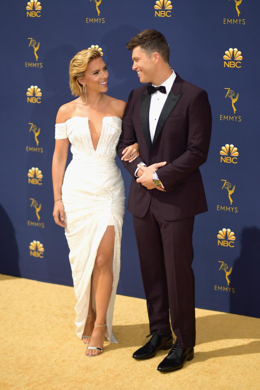 Wow! Was für ein wunderschönes Paar! Scarlett Johansson und ihr Liebster Colin Jost warfen sich auf dem Red Carpet immer wieder verliebte Blicke zu. In einem weißen Glitzerkleid mit XXL-Ausschnitt bezirzte sie nicht nur die Paparazzi, sondern auch ihren Schatz.